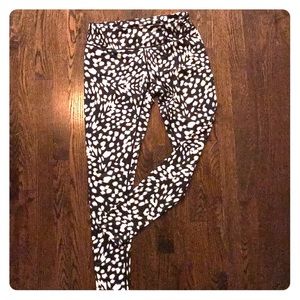 Zella Black and white pattern leggings